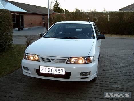 Nissan Almera 1,6 SR **SOLGT** - Go front var.. hmm.. findes der virkelig ikk skørter til min bil... ?? billede 1