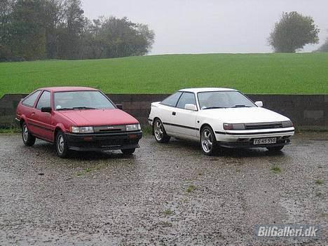 Toyota Celica GT Twincam - Sammen med min AE86´er... :P billede 4