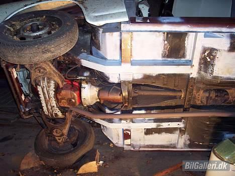 Volvo 121 quick amazon - Her er bile vippet om på to 60 cm autobukke med et stykke træ imellem, som bilen ligger på  i dørkarmen.. billede 1