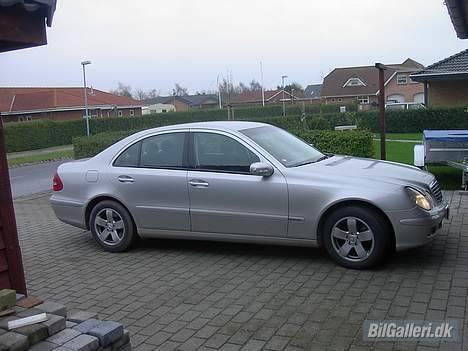 Mercedes Benz E220 CDI Classic W211 - Trængte virkelig også til en vask billede 2