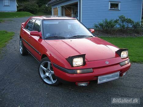 Mazda 323F billede 1
