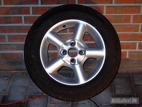 Nissan Almera 1,6 SR **SOLGT** - Sommerfælge (uden dække over boltene) billede 6