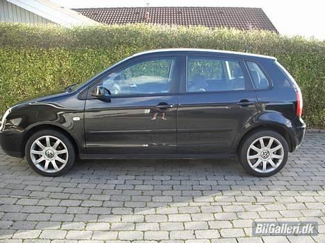 VW Polo - Stille og roligt holder den parkeret i min indkørsel billede 1