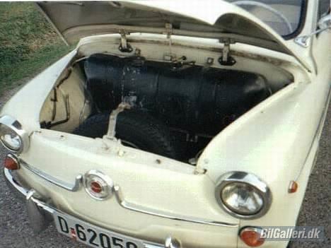 Fiat 600D/Neckar Jagst 2 - Her kan man ha sin paraply. Bensintanken rommer 29 liter. 0,6l per mil. billede 8