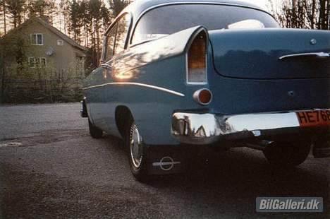 Opel 1200 - En gammel bil i høstsol billede 4