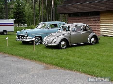 Amerikaner Ford Customline Tudor - Vår ´54 Ford i selskab med en lige gammel VW 1200 Limousine  billede 4