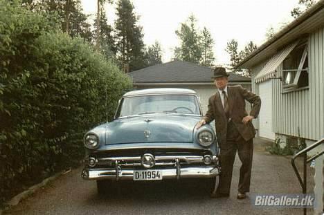 Amerikaner Ford Customline Tudor - En stolt eier med tidskorrekte klæder. billede 5