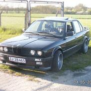 BMW E30 320i