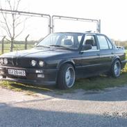 BMW E30 320i