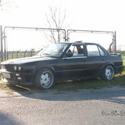 BMW E30 320i