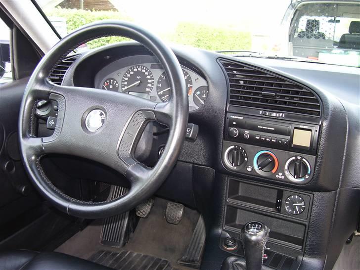 BMW E36 - 320i - læder rattet. trænger til et mtech i læder, og her ses også den fine original radio. billede 9