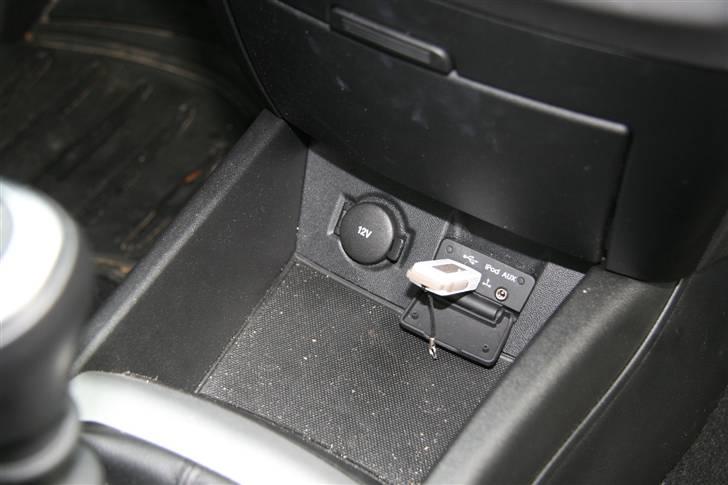 Kia Ceed SW Sport - Plads til USB, Ipod, og 12V stik billede 14