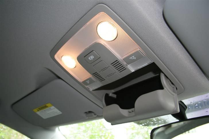Kia Ceed SW Sport - Plads til solbrillerne, og kortlamper billede 15