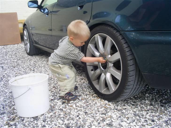 Audi A4 Avant 1.8T ***SOLGT*** - Så er knægten gået i farmands fodspor:0) Fælgrengøring først.. billede 11