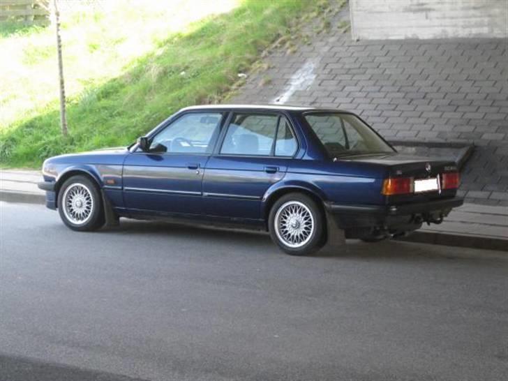 BMW                                   E30 324td billede 3