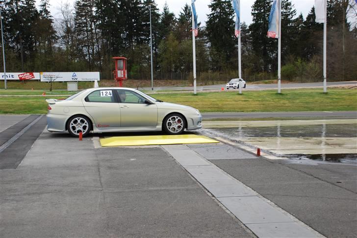 Alfa Romeo 156 - Jernplade der skyder bagenden til højre eller venstre og så det bare om at kontrastyre bilen;o)  billede 8