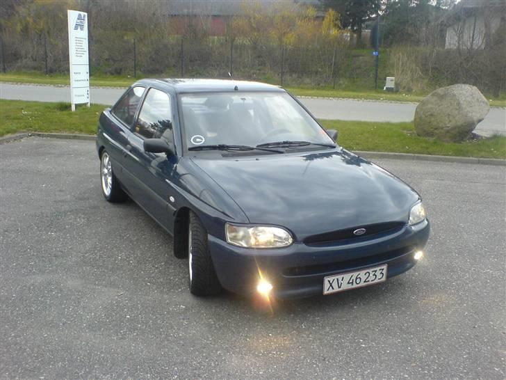 Ford Escort  - Tågelygterne monteret, intergreret i kofanger. billede 2