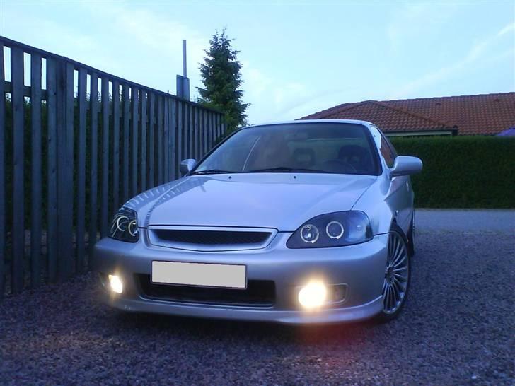 Honda civic vti (solgt) - så kom der nye lygter på:-) billede 1