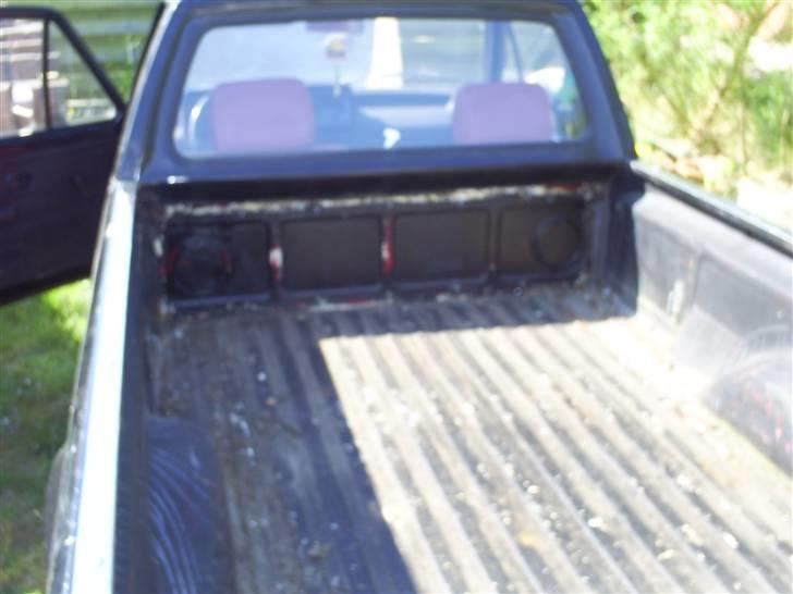 VW Caddy - har pillet dørkpladen ud blev glædeligt overrasket da der ikke var noget rust billede 2