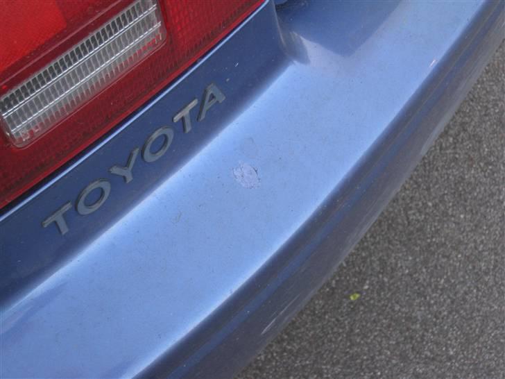 Toyota Paseo Solgt - lakskade på bagkofangeren billede 10