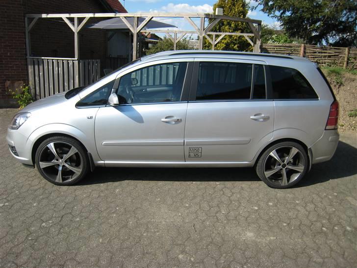 Opel Zafira Flexivan 1.9 CDTI - Med mine 8.5 * 19" sommerfælge (lidt hærgede, men kun for at se om de kunne være der) billede 2