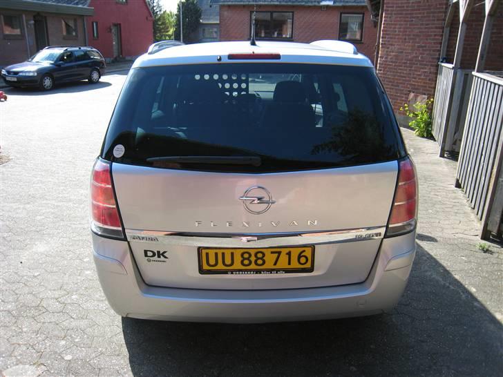 Opel Zafira Flexivan 1.9 CDTI - Bilen set bagfra. Har bestilt en opc hæk-spoiler, men den er ikke kommet endnu. billede 4