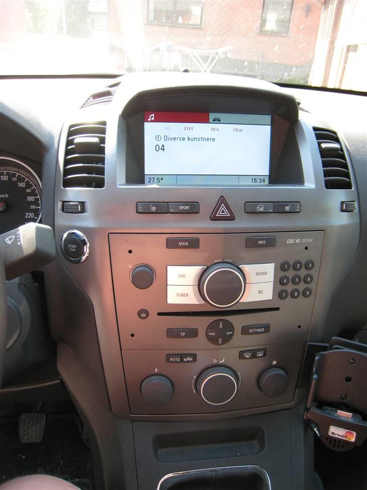 Opel Zafira Flexivan 1.9 CDTI - Instrumentet med startknap og farvedisplay. billede 5