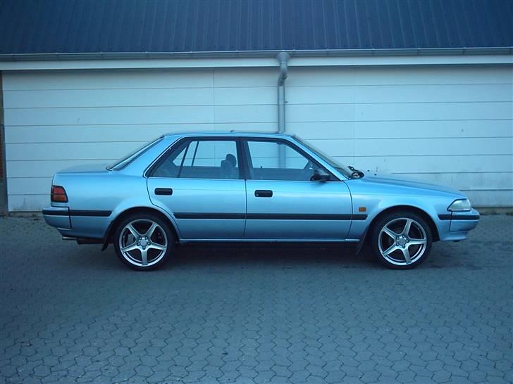 Toyota Carina 2 (SOLGT) - Her er det tydelig den mangler at komme nogle cm ned før den kan gå an...  billede 6