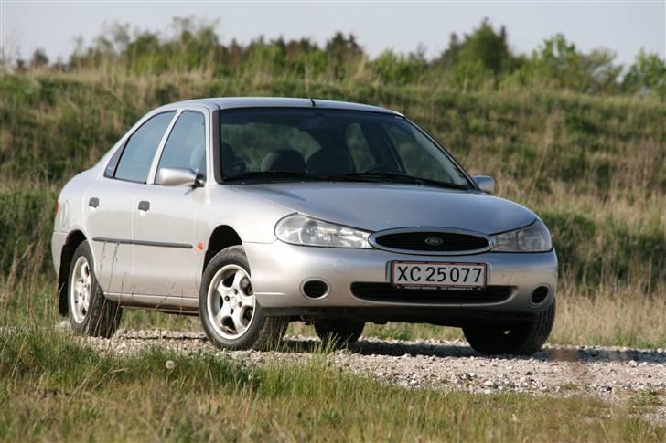 Ford Mondeo 1,8 Flair SOLGT billede 3