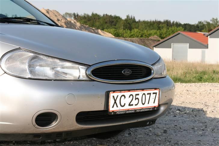 Ford Mondeo 1,8 Flair SOLGT billede 6