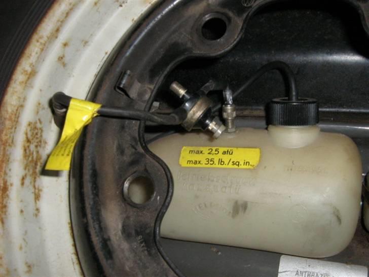 VW Bobbel 113 DE LUX  SOLGT - Sprinkler system anno 1964. Den tager trykket fra reservehjulet og bruger det som tryk til sprinkleren.. Smart og simpelt billede 18