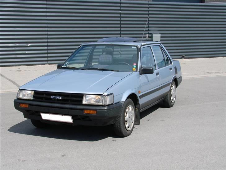 Toyota Corolla 1,3 DX S/D - således ser hun ud billede 1