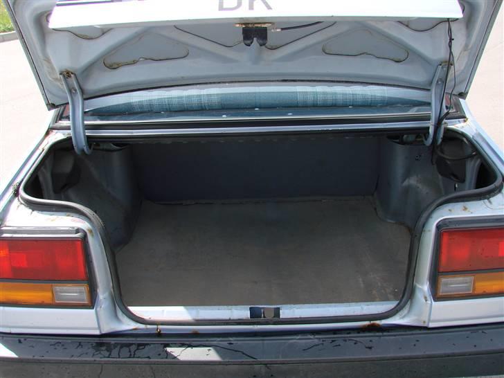 Toyota Corolla 1,3 DX S/D - dejlig stort bagage rum billede 9