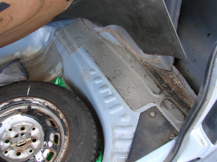 Toyota Corolla 1,3 DX S/D - fint under tæppet også billede 10