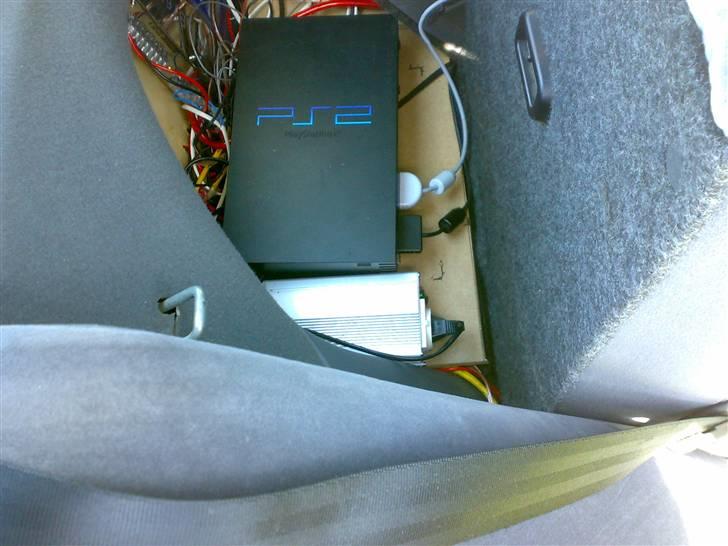 Toyota Avensis T22 PS2 SOLGT :( - Playstation 2 okay blær! men skal lige have lavet bagagerummet om, så der kommer lidt mere orden og sil over det hele :D billede 12
