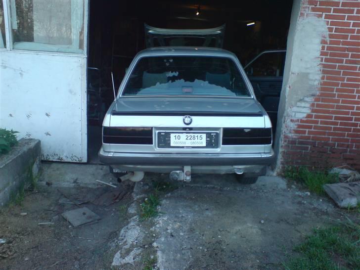 BMW E30 316i #Stjålet!# - bagenden med de sorte lygter =) billede 6