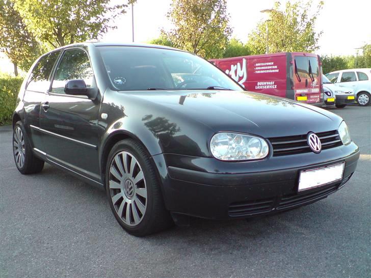 VW Golf  [SOLGT] - ja sådan så bilen ud forfra da jeg havde købt den billede 1