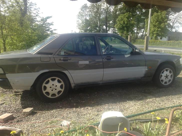 Mercedes Benz 190e w201.soldt - lister fjernet og spartlet op i glasfiber billede 17