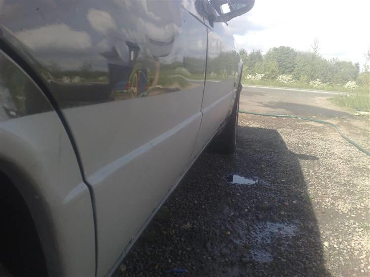 Mercedes Benz 190e w201.soldt - lister fjernet og spartlt op og fødet grundmaling billede 18