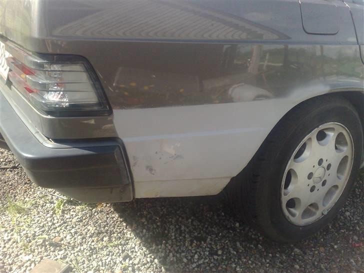 Mercedes Benz 190e w201.soldt - lister fjernet og spartlt op i glasfiber billede 19