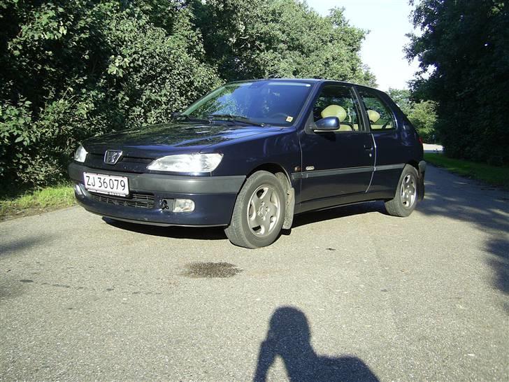 Peugeot 306 Eden Park totalskadet - Ja. Den var altså helt ren. Men den lille tur var nok til at den blev beskidt på fronten :D Og ja skal ha nye fælge billede 1