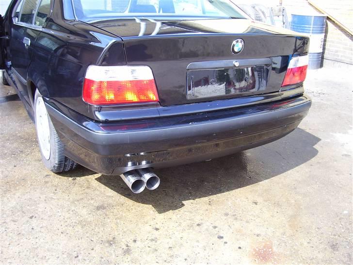 BMW E36 - 320i - E39 facelift look baglygter i rød/hvid klarglas. + Scorpion STW - M3 bagpotte fra kat og bagud. DEJLIG LYD ! billede 18