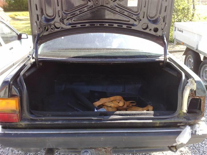 Audi 200 2.2 Turbo - Mangler højre lygte men hvorfor vides ikke billede 13