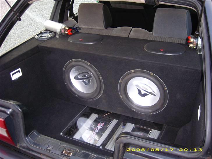 BMW 324 TD E30 touring Død - alt bag i er betruget i samme sorte filt og både subs og 6x9 er undersængget det er sku da flot billede 11