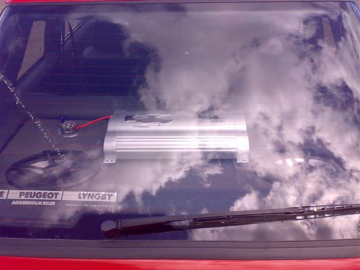 Peugeot 309 1,4i GLX SOLGT - De to Pheonix Gold 6X9 højtalere og forstærkeren set igennem bagruden billede 11