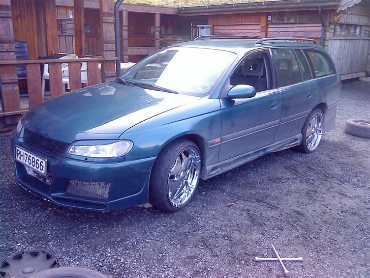 Opel Omega B1 "NRW" stv - Endelig tid for sommerdekk, driver akkuratt på og skrur de på,oppe hos fatteren. billede 5
