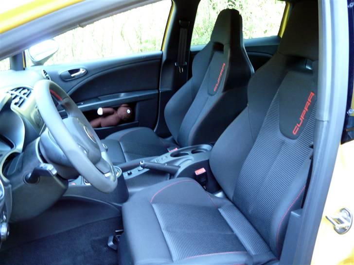 Seat                Leon Cupra - Gode Sæder og Mr. Beans bamse i baggrunden billede 18