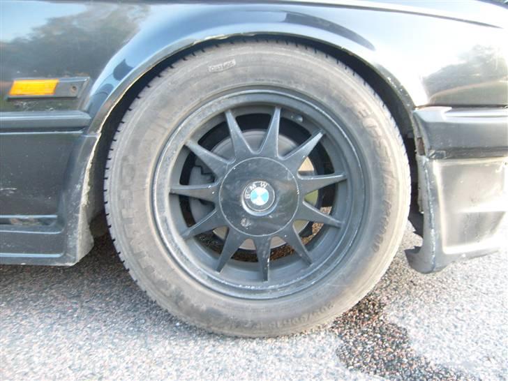 BMW 320i/325i*SOLGT* - sorte hjemmemalet fælge er ikke ligefrem nyvasket hehe  billede 2