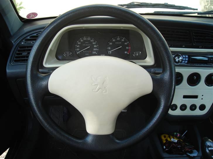 Peugeot 306 style  SOLGT - Så blev airbag"låget" lige pakket ind i ko :D billede 17
