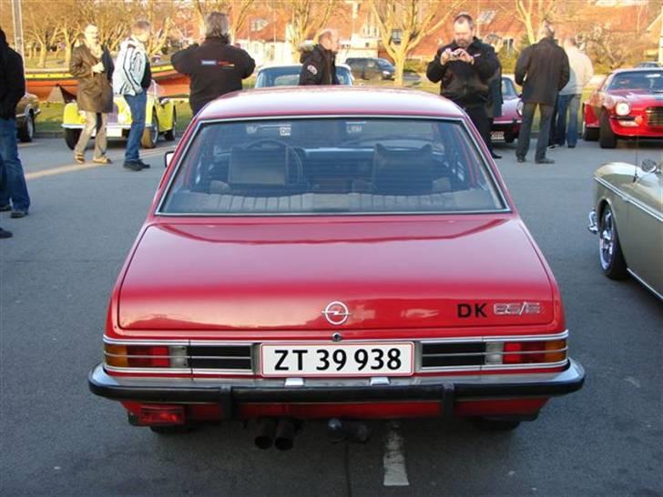 Opel Commodore GS/E.. SOLGT - En anden af Hallandsens "ynglingsvinkler"! Bemærk venligst manden med kameraet. Han har ALDRIG set så smuk en vogn før! Meen han er jo også "kun" vant til 4 opel cylindre til dagligt ;-) billede 3